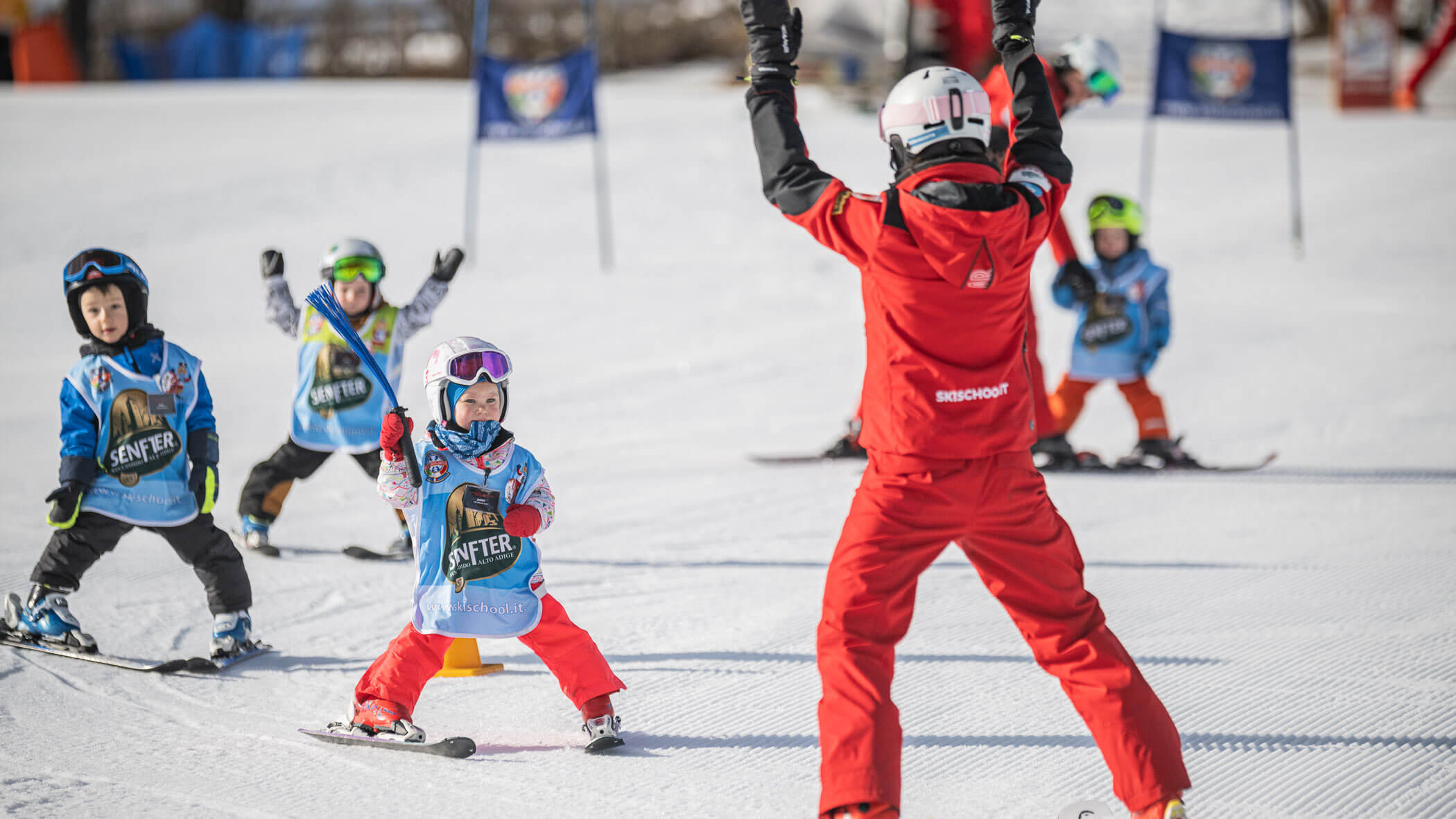 Skilehrer fährt rückwärts, um seine Schüler zu sehen - SkiSchule Sexten