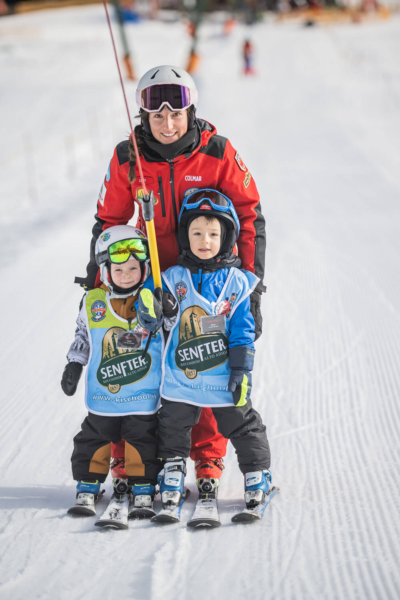 Skilehrerin mit zwei Kindern auf dem Tellerlift - SkiSchule Sexten