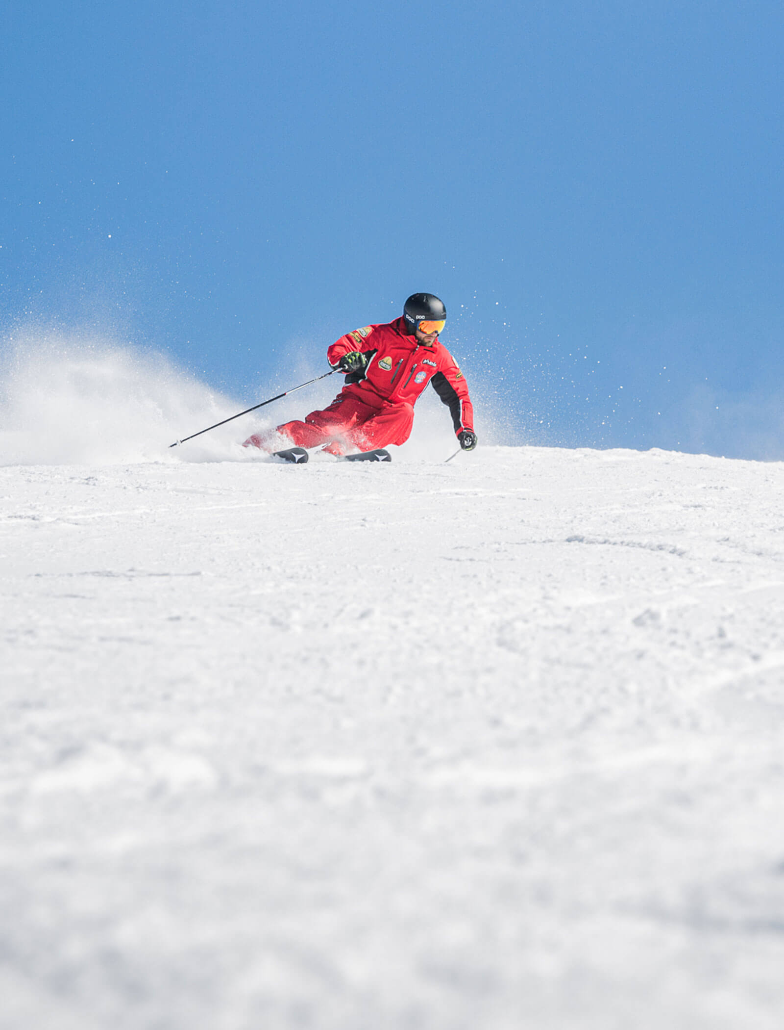 Il maestro di sci esegue una curva a gomito sulla pista - ScuolaSci Sesto