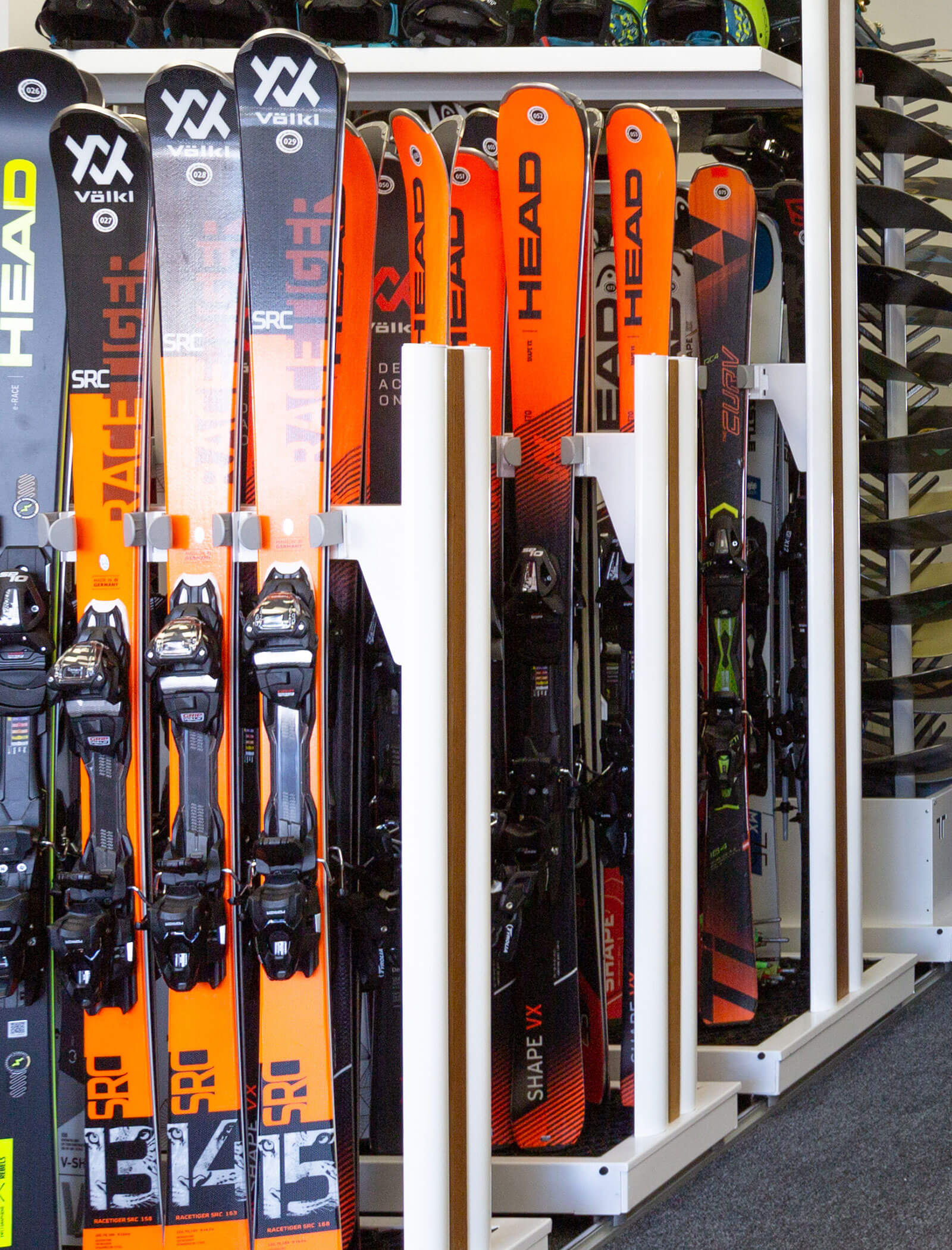 Vari sci nel noleggio sci - ScuolaSci Sesto